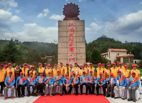 洛阳抗战老兵在纪念碑前合影