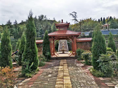 洛阳南山陵园墓区回廊.jpg