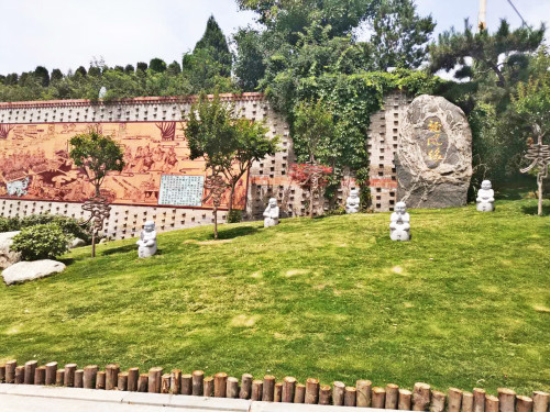 洛阳凤凰山纪念园景美如画