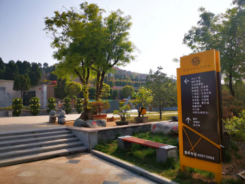 洛阳凤凰山纪念园中心广场