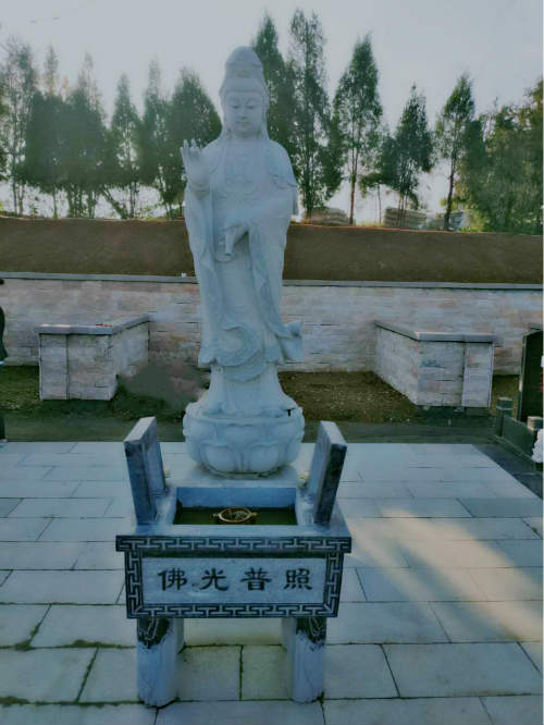 大唐卧龙谷改造后的墓区