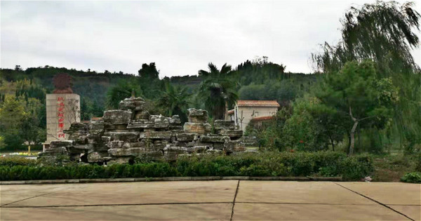洛阳南山陵园门口假山.jpg