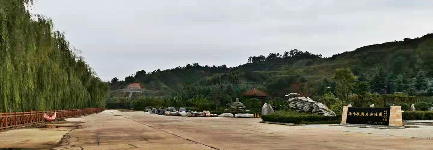 洛阳南山陵园依山临河.jpg