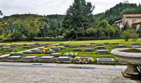 洛阳南山陵园抗战老兵陵园墓区.jpg