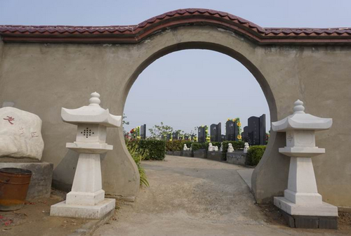 洛阳宝山陵园月亮门.png
